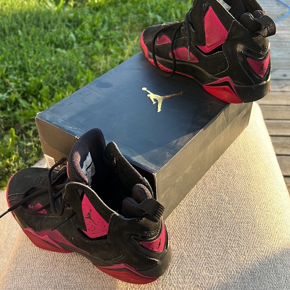 Pink and black Jordan’s - Picture 7 of 7